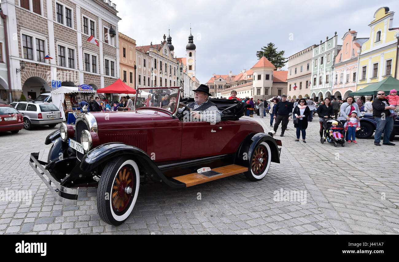 Telc, Czech Republic. 06th May, 2017. Old vintage car Chrysler during the Veteran revue, organized annually by the Telc Velocipede Association in the historical centre of the city Telc, Czech Republic, May 6, 2017. City Telc is surrounded by fish ponds and city gates, has retained its unique shape over the centuries, in 1992 it was inscribed in the UNESCO. Credit: Lubos Pavlicek/CTK Photo/Alamy Live News Stock Photo