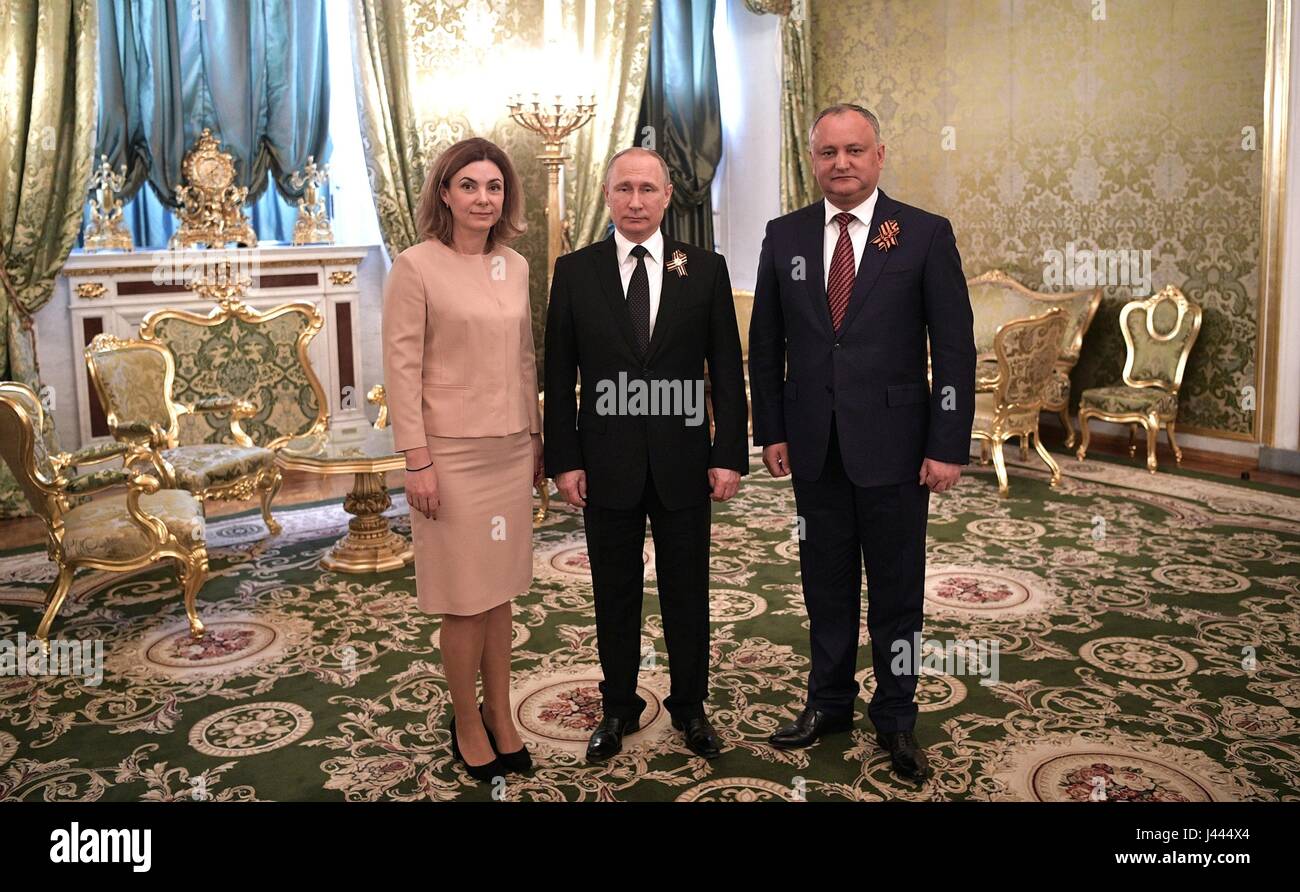 Moscow, Russia. 9th May, 2017. Russian President Vladimir Putin, center, poses with Moldovan President Igor Dodon, right and Galina Dodon, before a reception marking the 72th anniversary of the victory over Nazi Germany at the Kremlin May 9, 2017 in Moscow, Russia. Credit: Planetpix/Alamy Live News Stock Photo