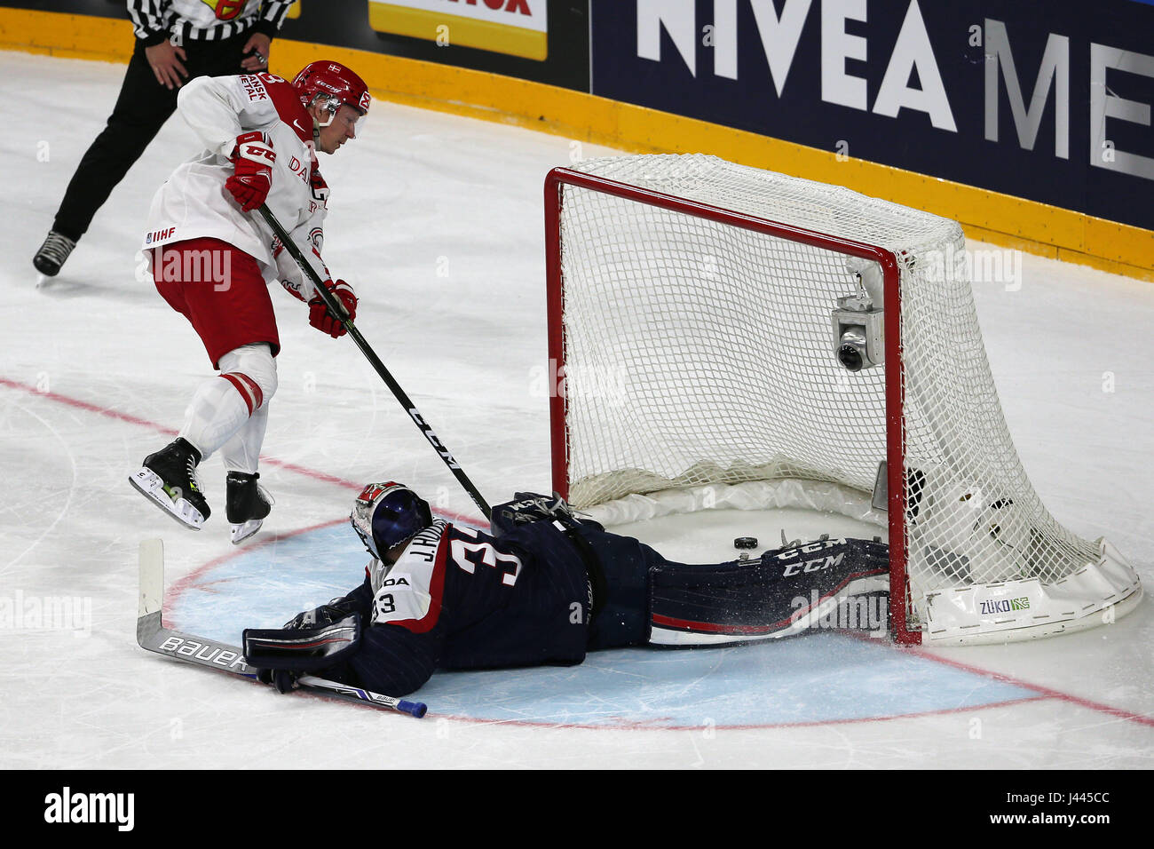 Cologne. 9th May, 2017. Morton Green(L) of Denmark scores the penalty as Slovakia's goalkeeper Julius Hudacek fails to save during the 2017 IIHF Ice Hockey World Championship Preliminary Round Group A Game between Slovakia and Denmark in Cologne, Germany on May 9, 2017. Denmark won 4-3. Credit: Ulrich Hufnagel/Xinhua/Alamy Live News Stock Photo