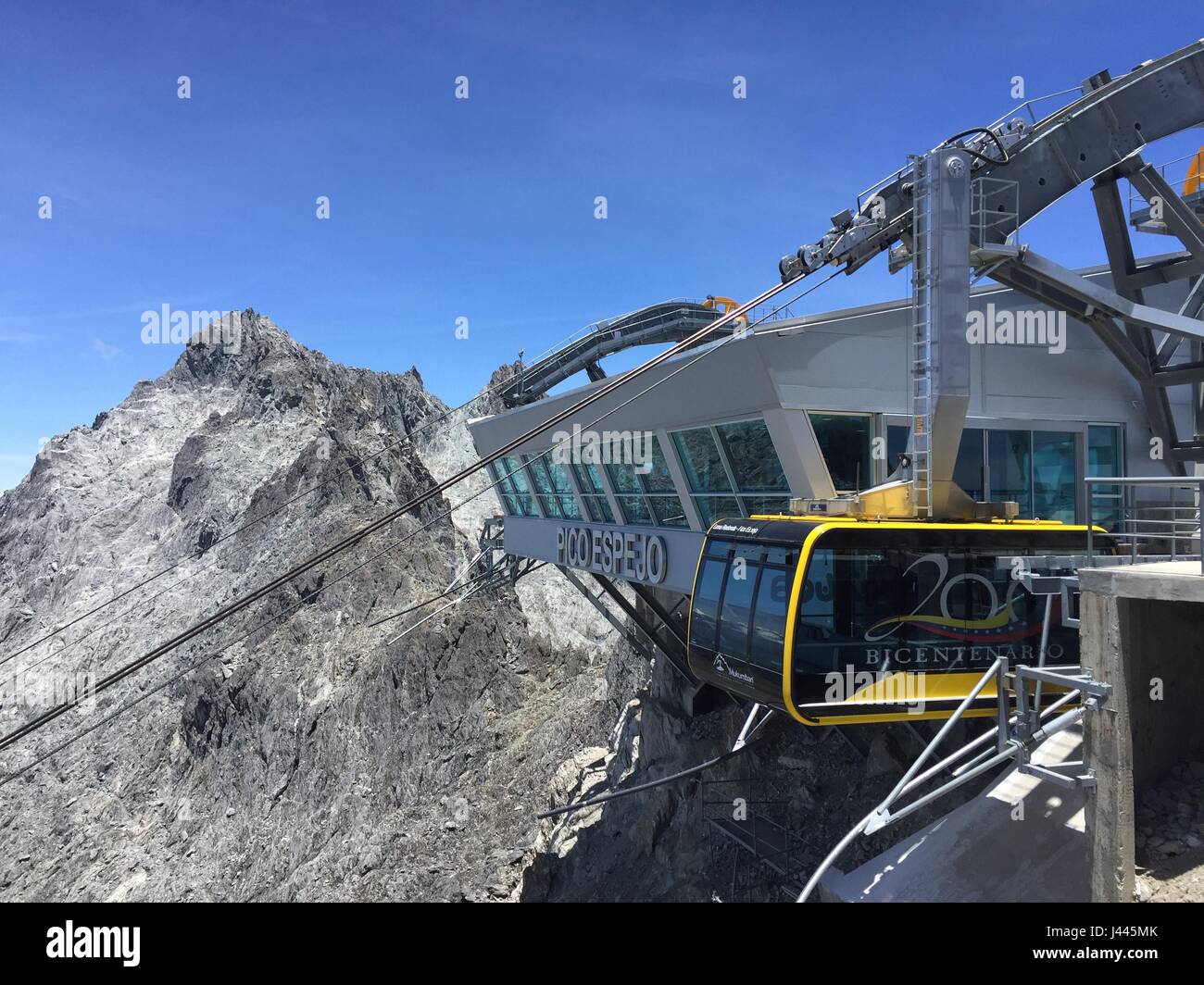 Merida, Venezuela. 06th Apr, 2017. dpatop - A cableway gondola pictured as it arrives to the 4765-meter high mountain station - where Venezuela's highest peak, Pico Bolivar, can be seen in the background - taken in Merida, Venezuela, 06 April 2017. Crisis-torn Venezuela is aiming to attract back tourists with the world's longest and highest cableway. The problem is that there are no tourists. And the cableway is still not paid for. Photo: Georg Ismar/dpa/Alamy Live News Stock Photo