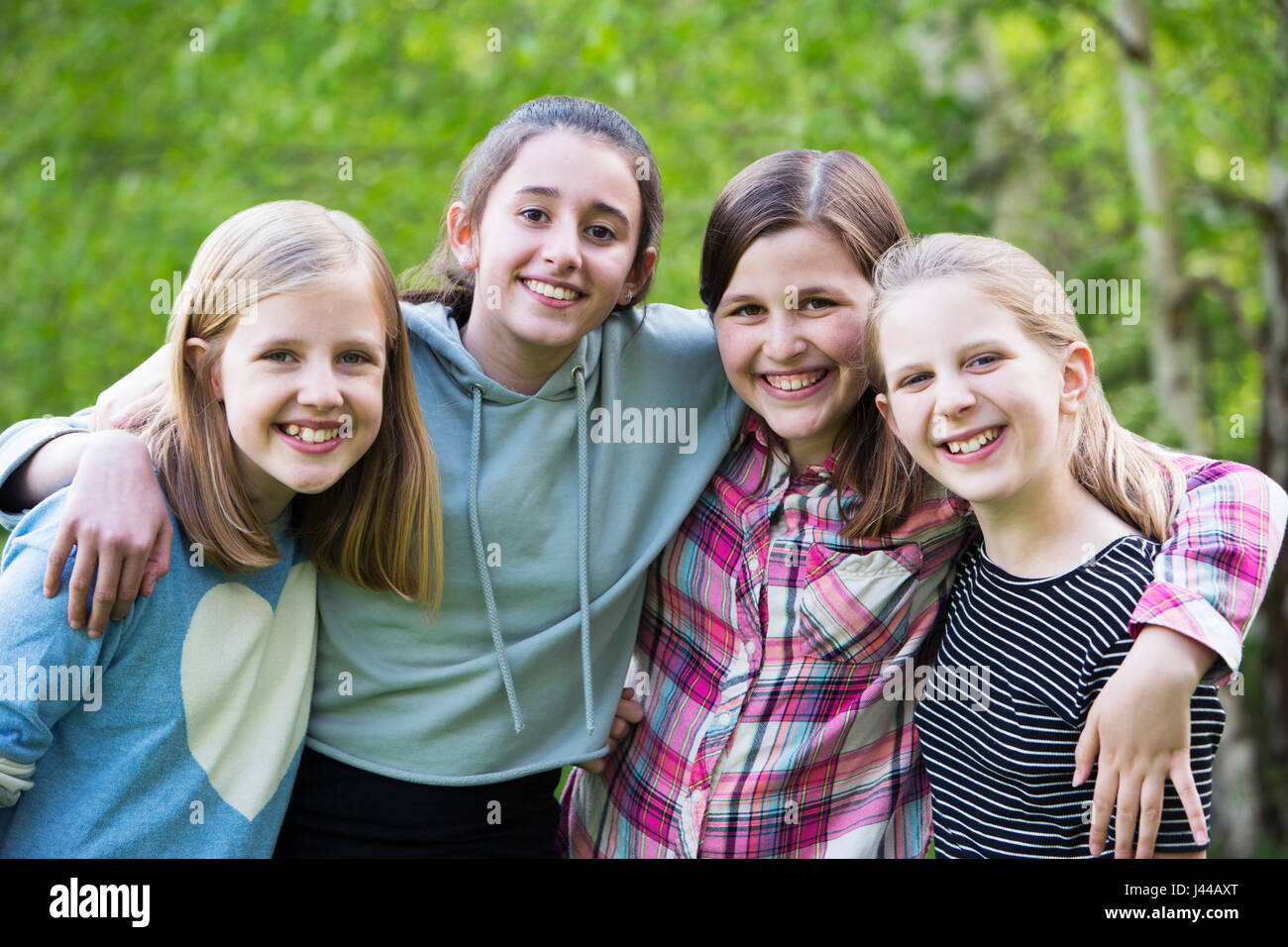 Tween лагерь. Girl in the middle. Красивые девчонки в школе. Girl in the middle. Girl in the middle.