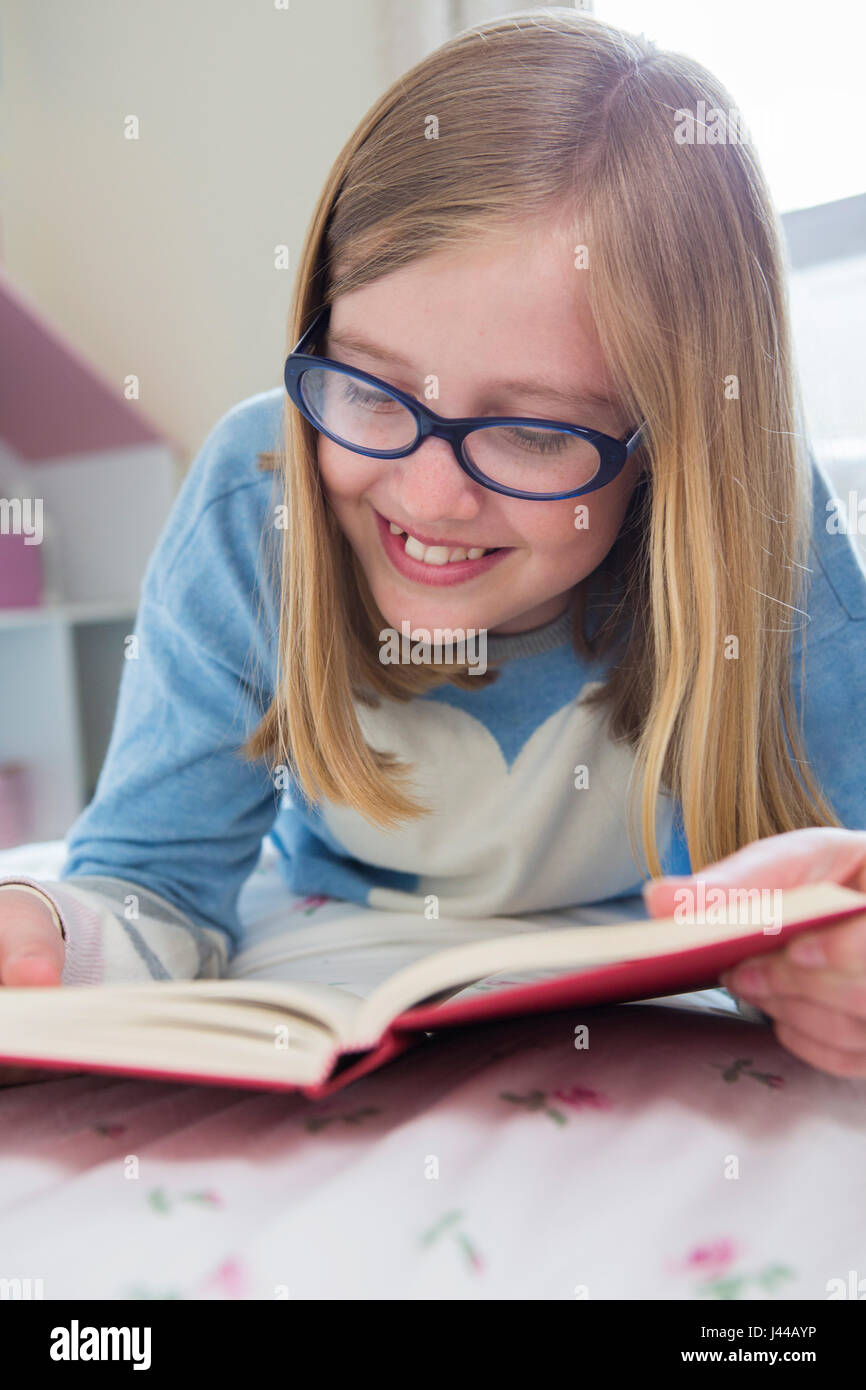 Teen girl reading book hi-res stock photography and images - Alamy