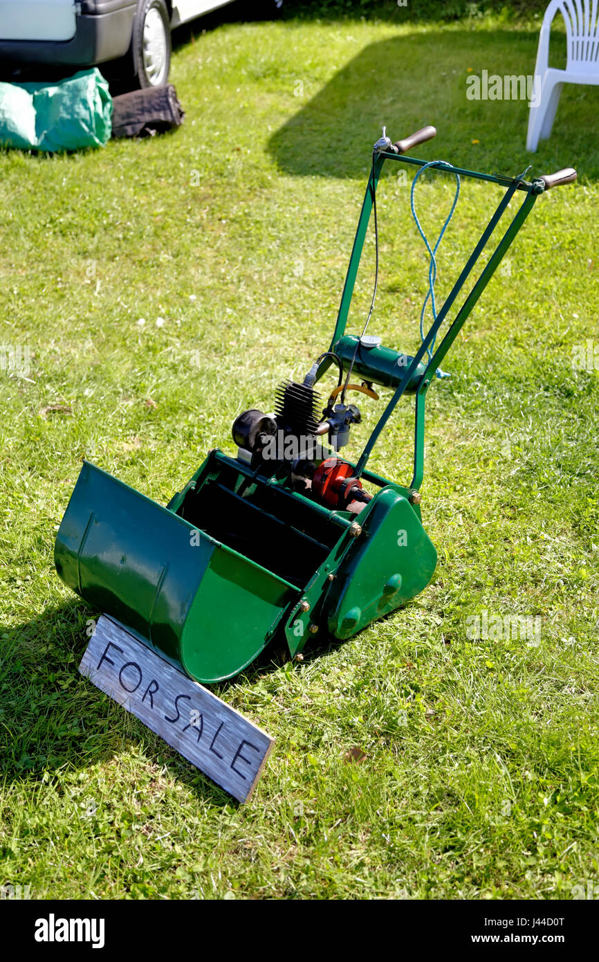 Old lawnmower hi-res stock photography and images - Alamy