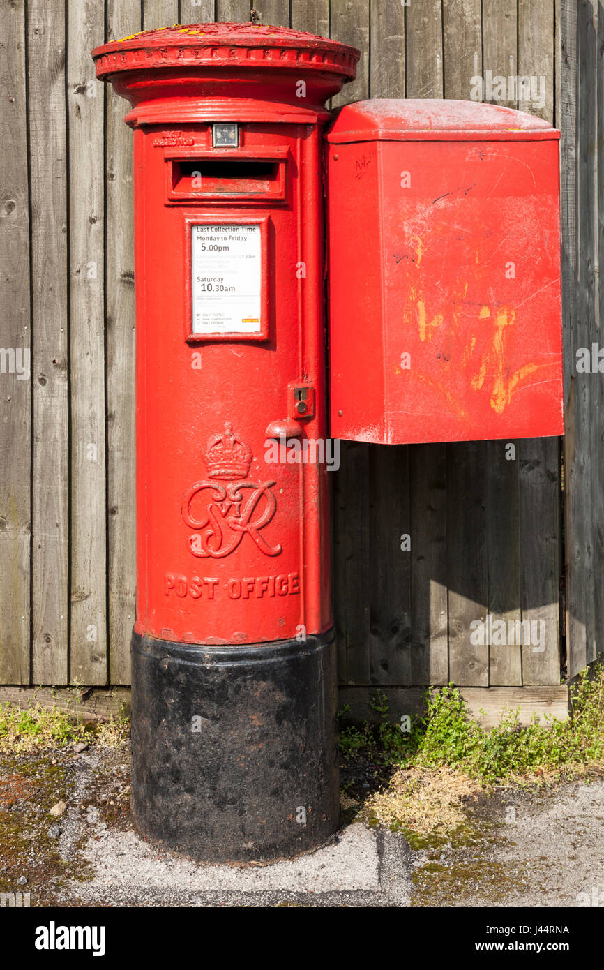 Post Office pillar box. Red post box from the reign of George VI (GR) with a pouch box attached, Nottinghamshire, England, UK Stock Photo
