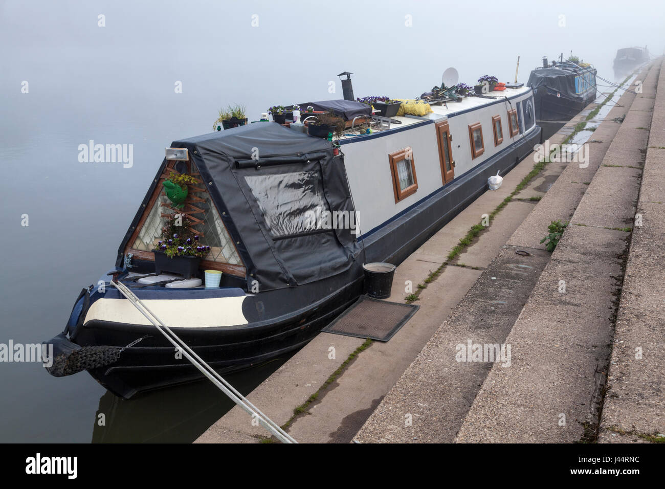 Foggy day on the river. Narrowboats in fog moored on the River Trent, West Bridgford, Nottinghamshire, England, UK Stock Photo