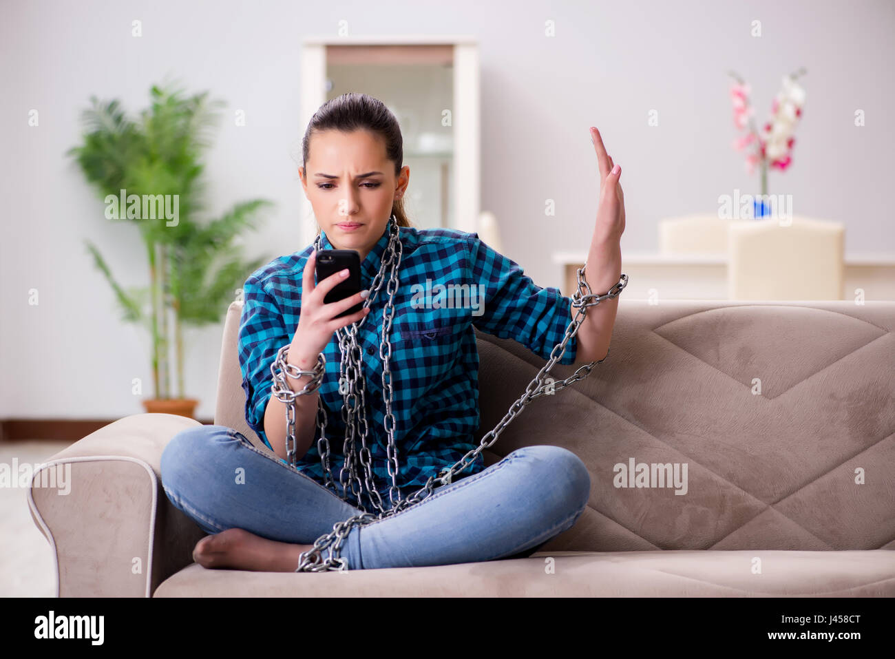 Young girl addicted to mobile phone Stock Photo - Alamy
