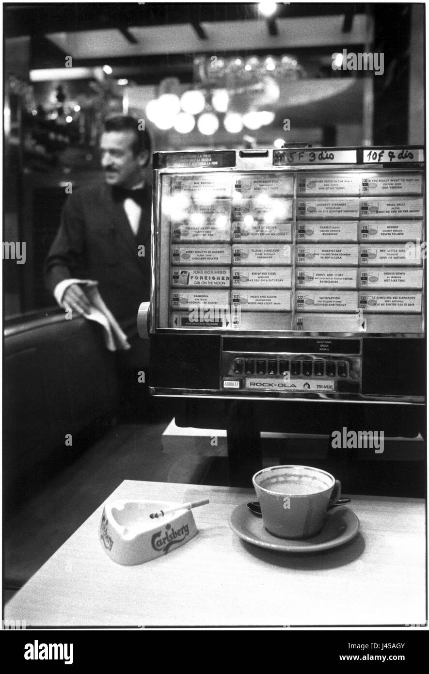 AJAXNETPHOTO. 1984. PARIS, FRANCE. - CAFE JUKE BOX - ROCK-OLA TRI-VUE POPULAR MUSIC SELECTOR IN CAFE LE BOSQUET. PHOTO:JONATHAN EASTLAND/AJAX REF:840102 3 6A Stock Photo
