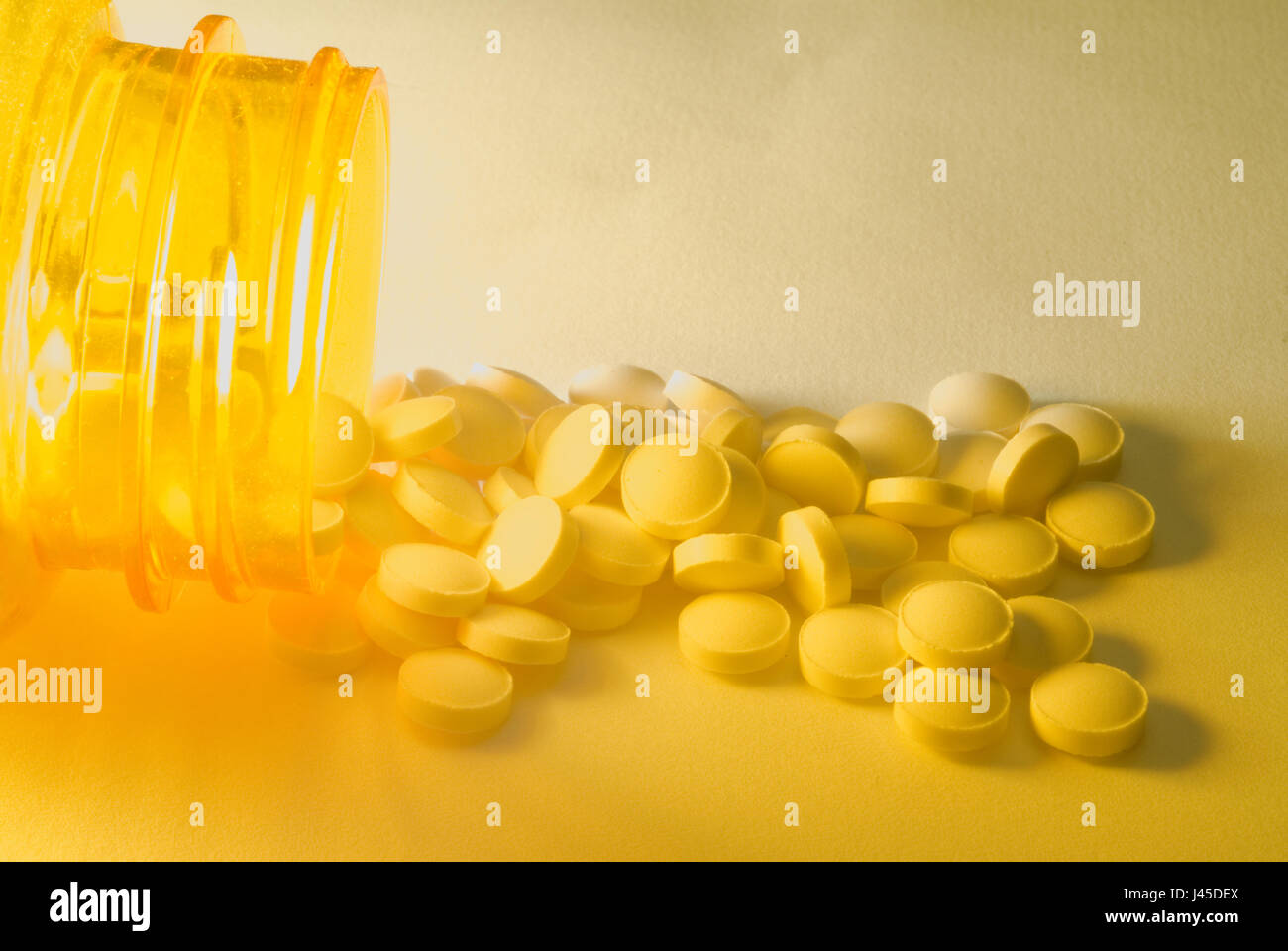 25µg tablets of cholecalciferol or vitamin D3. It is also known as toxiferol. It is sold as a vitamin food supplement which can otherwise be synthesis Stock Photo