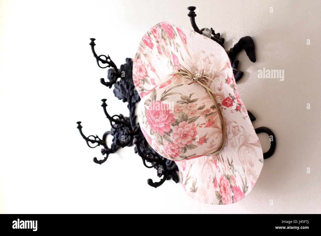 vintage woman straw hat hanging on a hatrack Stock Photo Alamy