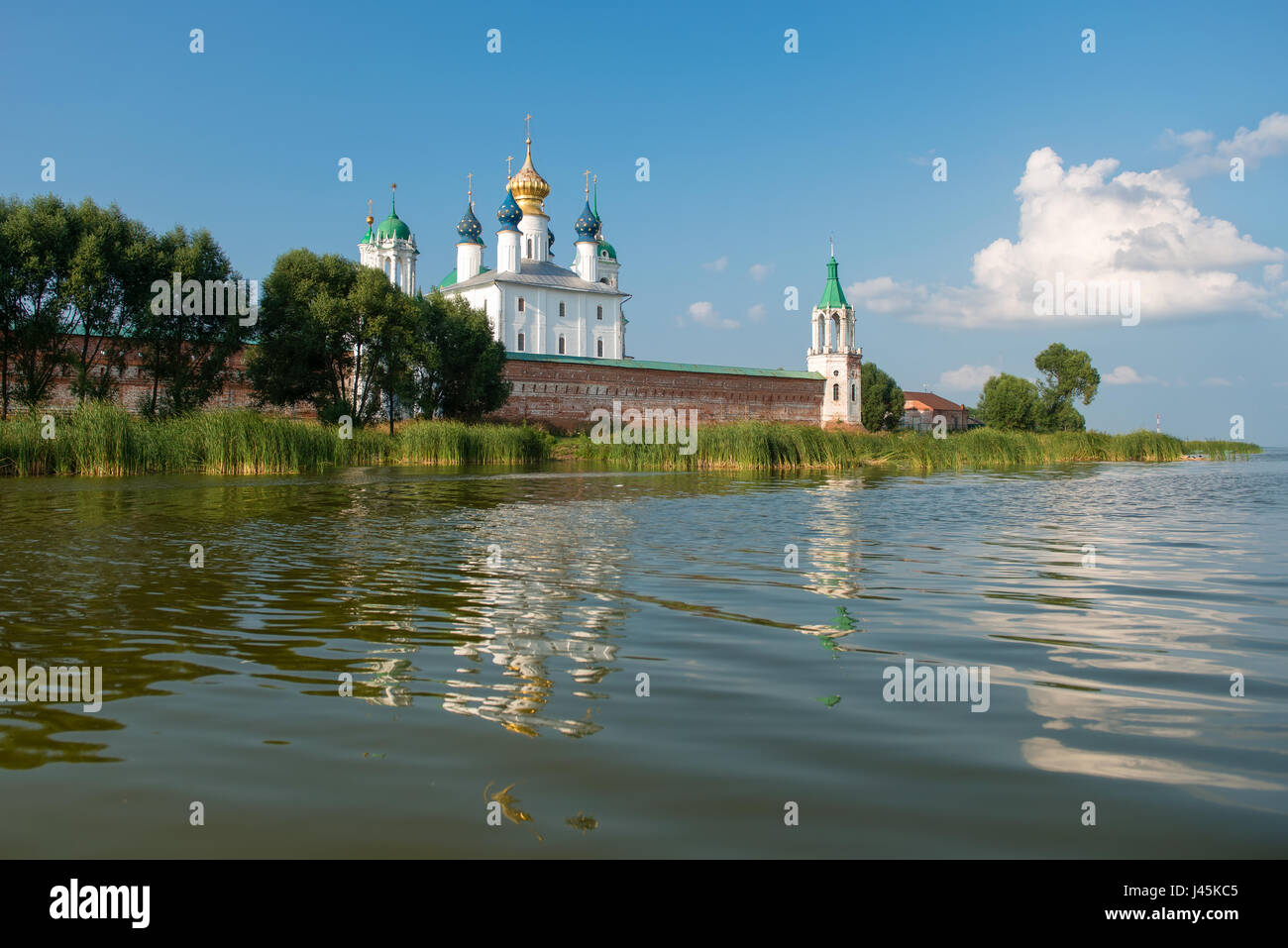 Rostov the Great, Spaso-Yakovlevsky Dmitriev monastery, The Cathedral Of The Conception Of Anne. Summer view from the Nero lake Stock Photo