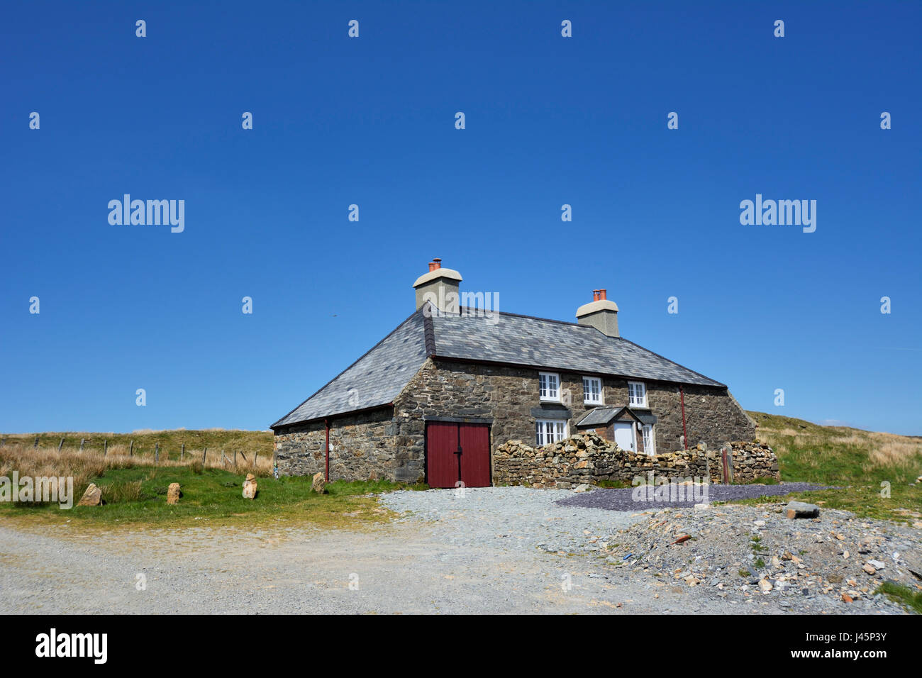 Llyn Conwy Lake Keepers cottage situated on the Welsh upland moors of Migneint, a site of special scientific interest. The source of Afon Conwy (River Stock Photo
