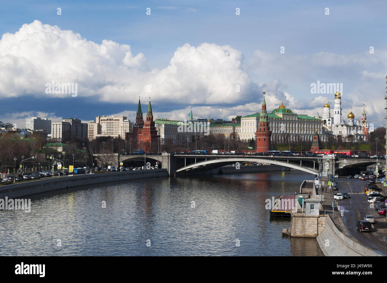 Russia: the Moskva River, skyline of Moscow with view of the fortified complex of the Kremlin and Bolshoy Kamenny Bridge (Greater Stone Bridge) Stock Photo