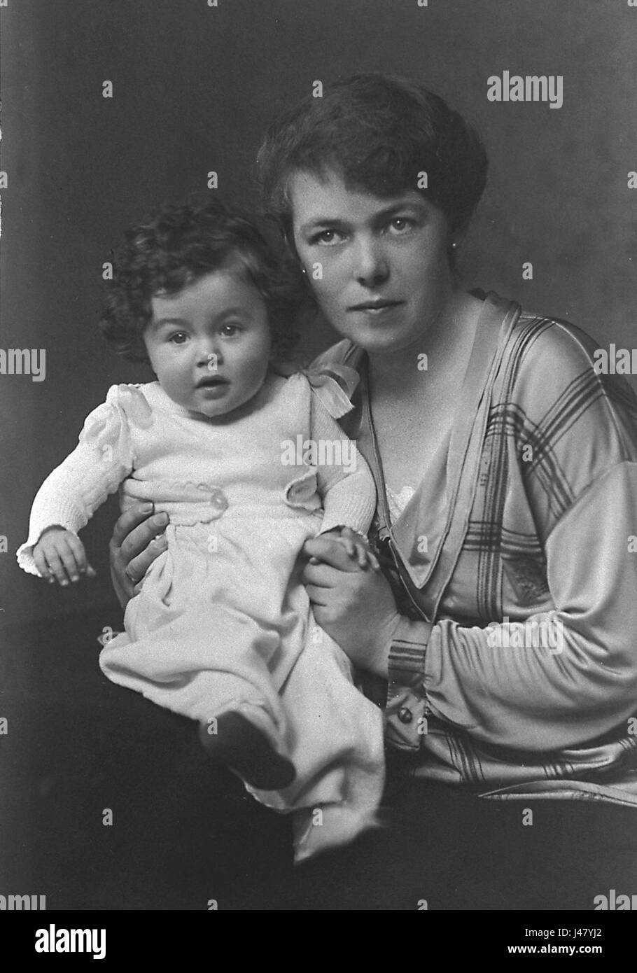 Mother daughter 1924 hg Stock Photo - Alamy