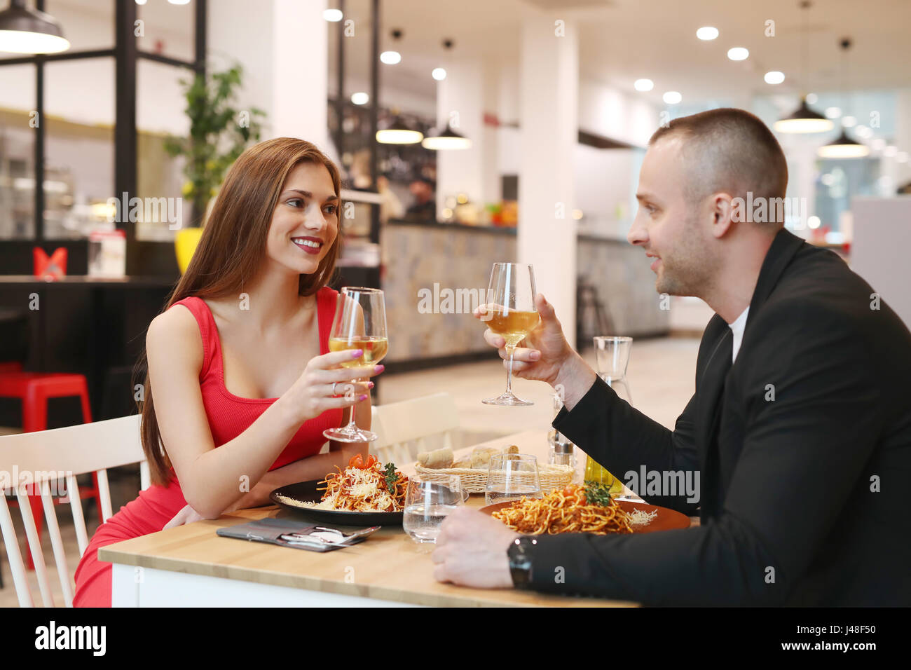 Сидим с мужем на кухне. Свидание в ресторане. Пара в ресторане. Фотосессия в ресторане пара. Мужчина и женщина в кафе.
