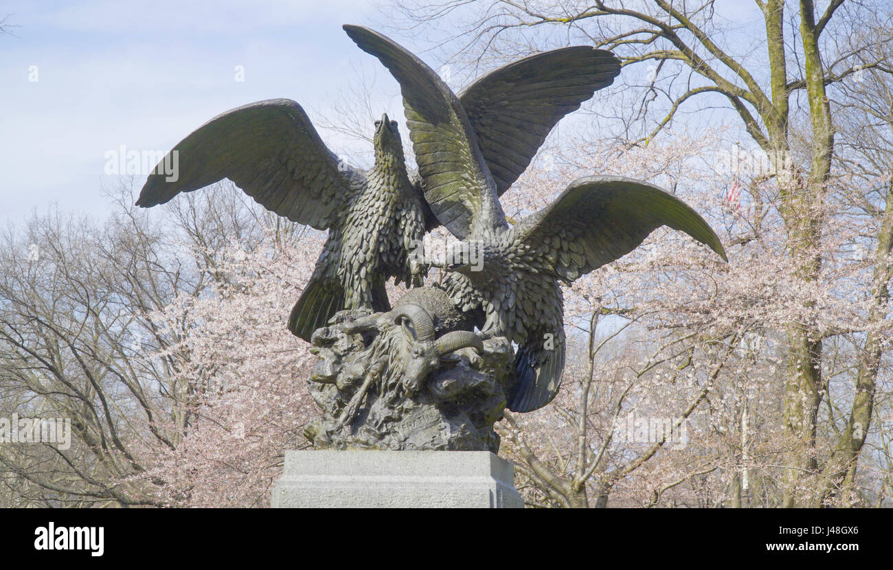 Eagle statue nyc hi-res stock photography and images - Alamy