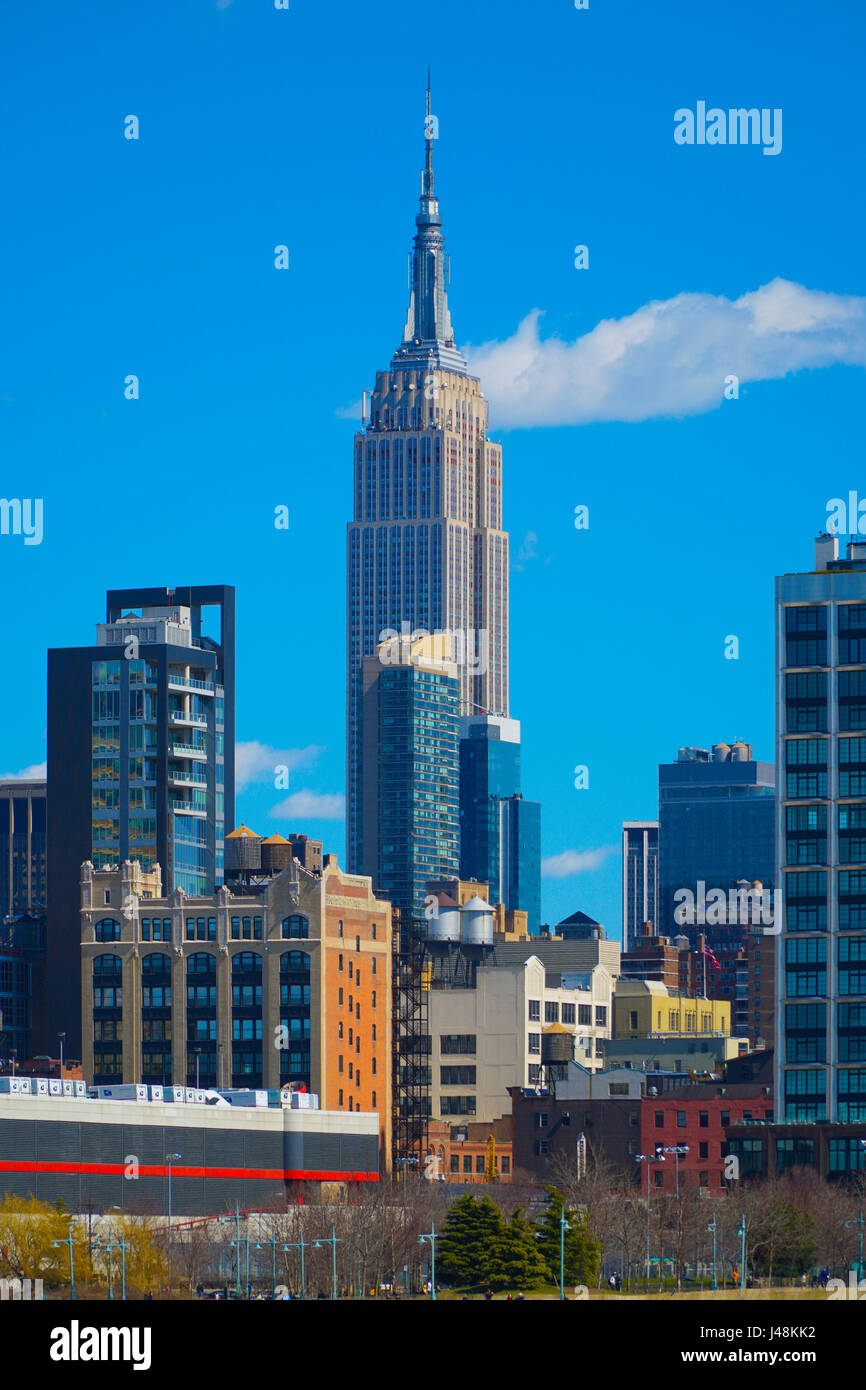 The skyscapers of Midtown Manhattan with Empire State Building ...