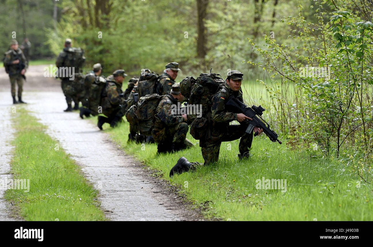 Nienburg, Germany. 10th May, 2017. Civilians take part in military  exercises during a special training session in the Clausewitz Barracks in  Nienburg, Germany, 10 May 2017. The German Joint Support Service invites