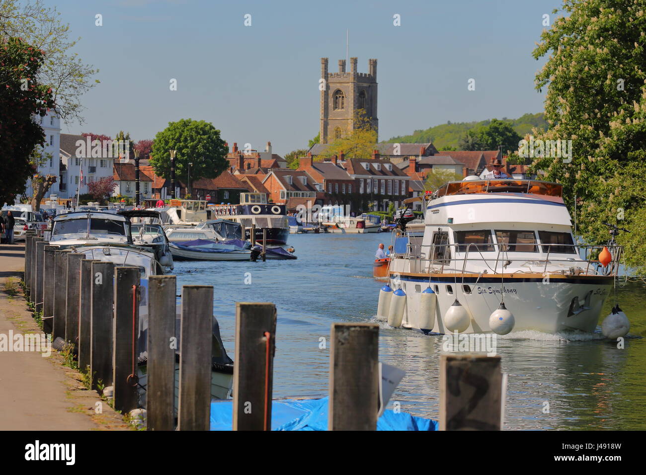 HenleyonThames, UK. 10th May 2017. Wonderful weather in the Thames