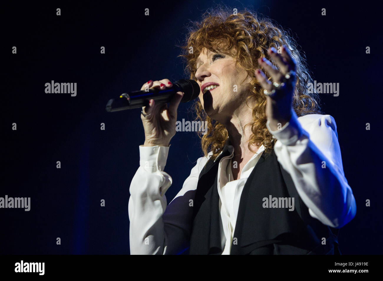 Varese Italy. 09 May 2017. The Italian singer-songwriter FIORELLA MANNOIA perform live on stage at Teatro di Varese during the 'Combattente Tour 2017' Credit: Rodolfo Sassano/Alamy Live News Stock Photo