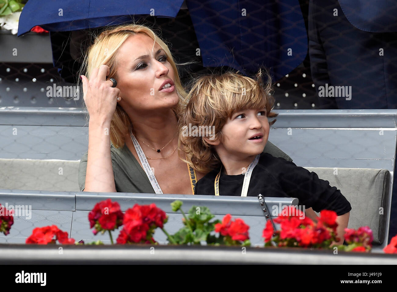 Madrid, Spain. 10th May, 2017. Carolina Cerezuela and her son Carlos   during match Mutua Madrid Open in Madrid on Wednesday, May 10, 2017. Credit: Gtres Información más Comuniación on line,S.L./Alamy Live News Stock Photo