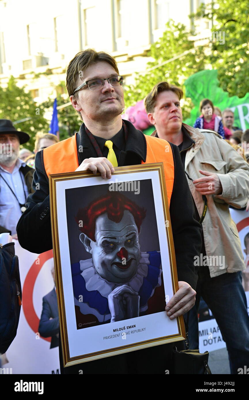 Prague, Czech republic. 10th May, 2017. More than 20 000 people protest in the Prague center against czech president Milos Zeman and czech minister of finance Andrej Babis. The people asking for resignation both theese politics. This action is supported by many public persons. Credit: Radek Procyk/Alamy Live News Stock Photo