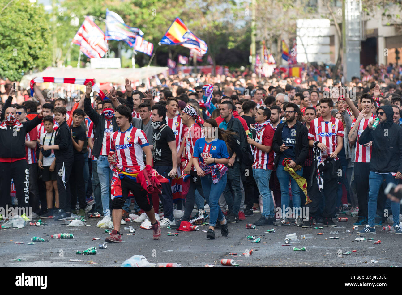 Madrid, Spain. 10th May, 2017. Atletico Madrid fans after a police charge before the match between Atletico Madrid and Real Madrid, corresponding to the second leg of the UEFA Champions League semi-final at the Vicente Calderón Stadium. Credit: Gtres Información más Comuniación on line,S.L./Alamy Live News Stock Photo