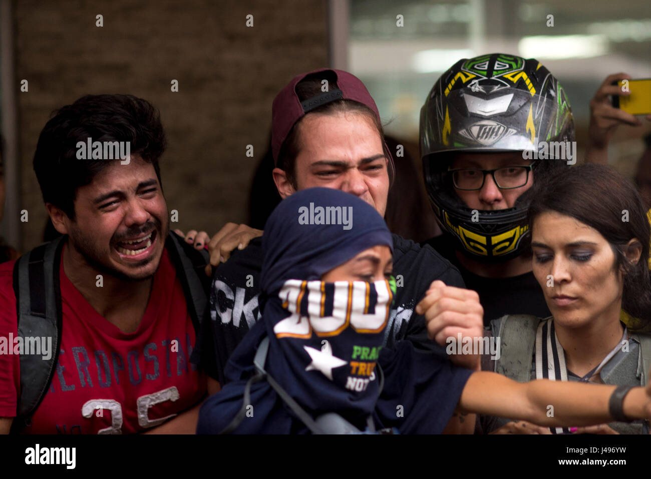 Caracas, Venezuela. 10th May, 2017. People crying outiside the entrance to the Las Mercedes hospital as a the body of a demonstrator killed that day in anti-government protests is brought in, in Caracas, Venezuela, 10 May 2017. Photo: Manaure Quintero/dpa/Alamy Live News Stock Photo