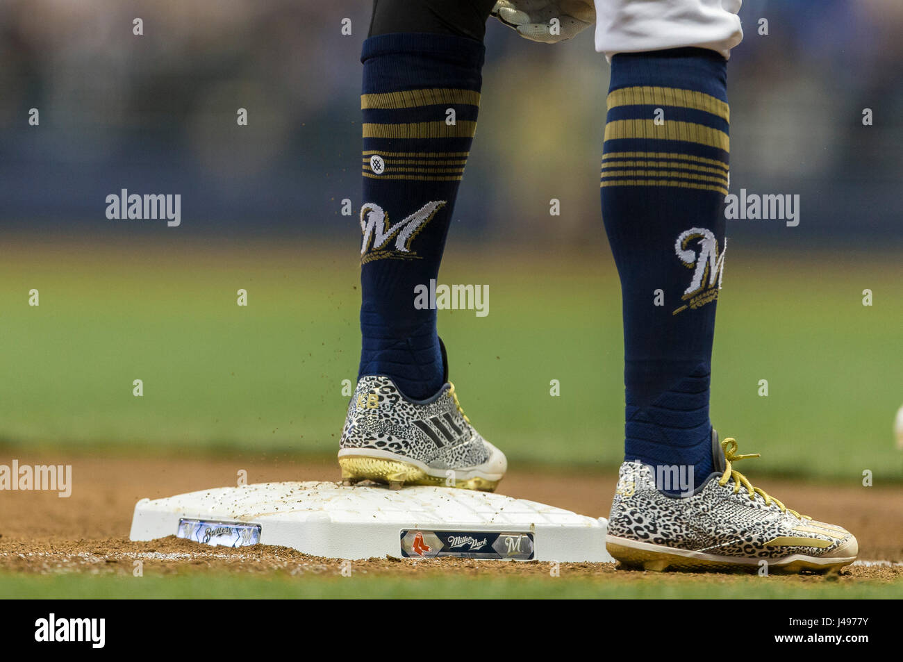 cero adolescentes Casarse Milwaukee, WI, USA. 9th May, 2017. Milwaukee Brewers center fielder Keon  Broxton #23 wears the high socks and colorful spikes during the Major  League Baseball game between the Milwaukee Brewers and the