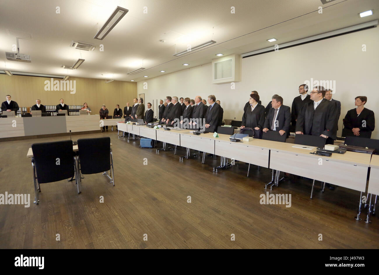 Essen, Germany. 11th May, 2017. The defendants (r) with their lawyers, including former chief executive of Arcandor AG Thomas Middelhoff (8.f.l), and the judges (l) at the start of an embezzlement trial at the regional court in Essen, Germany, 11 May 2017. Photo: Ina Fassbender/dpa/Alamy Live News Stock Photo