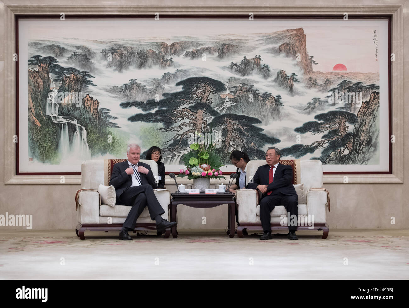 Jinan, China. 11th May, 2017. Liu Jiayi (R), party secretary of Shandong Province, meets Bavarian premier Horst Seehofer (L) for talks in Jinan, China, 11 May 2017. Seehofer is on a visit to China until 13 May 2017. Photo: Sven Hoppe/dpa/Alamy Live News Stock Photo