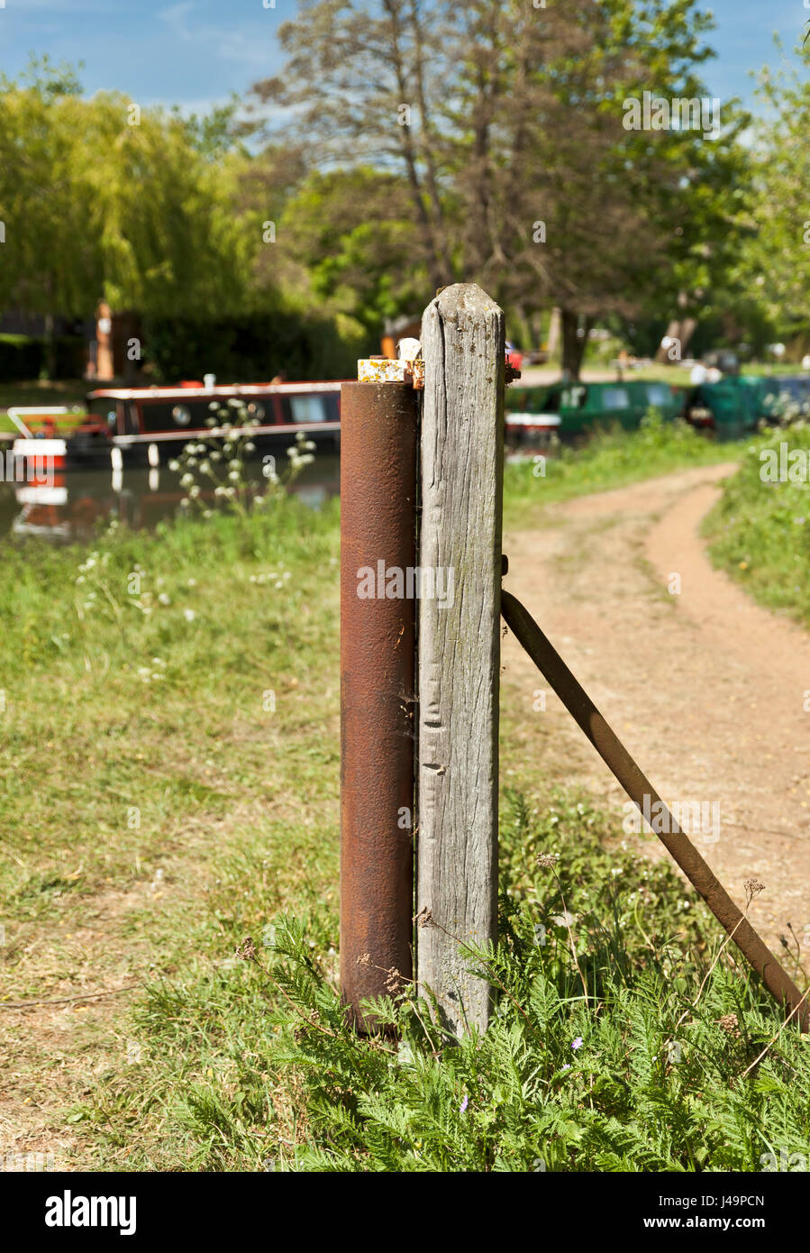 Rope roller on the river Wey Navigation canal. Stock Photo