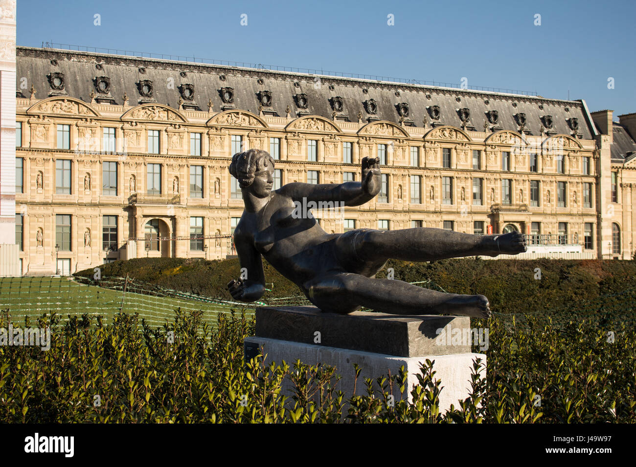 Jardins, sculptures et pyramide du louvre a Paris en france un jour de