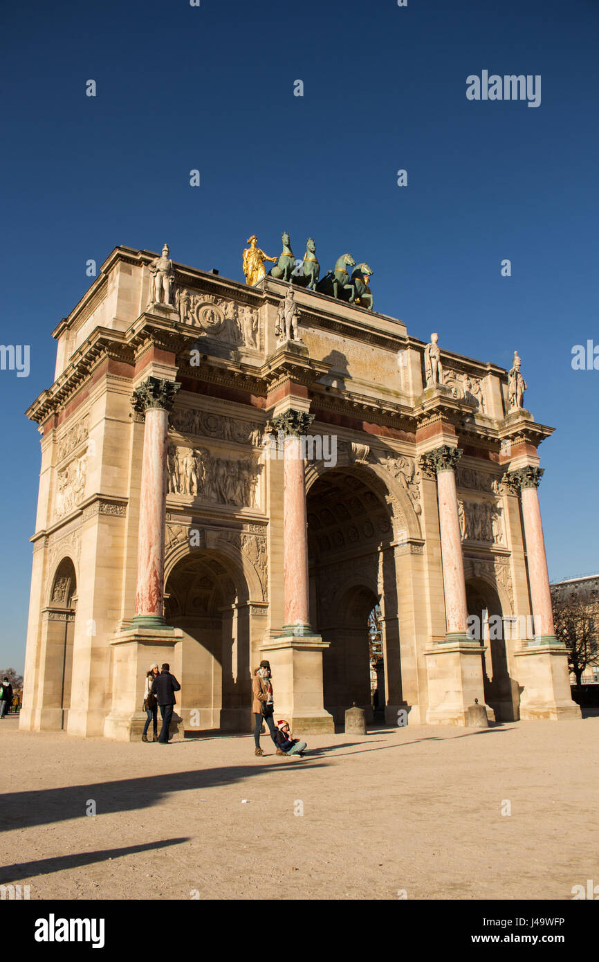 Jardins, sculptures et pyramide du louvre a Paris en france un jour de soleil Stock Photo