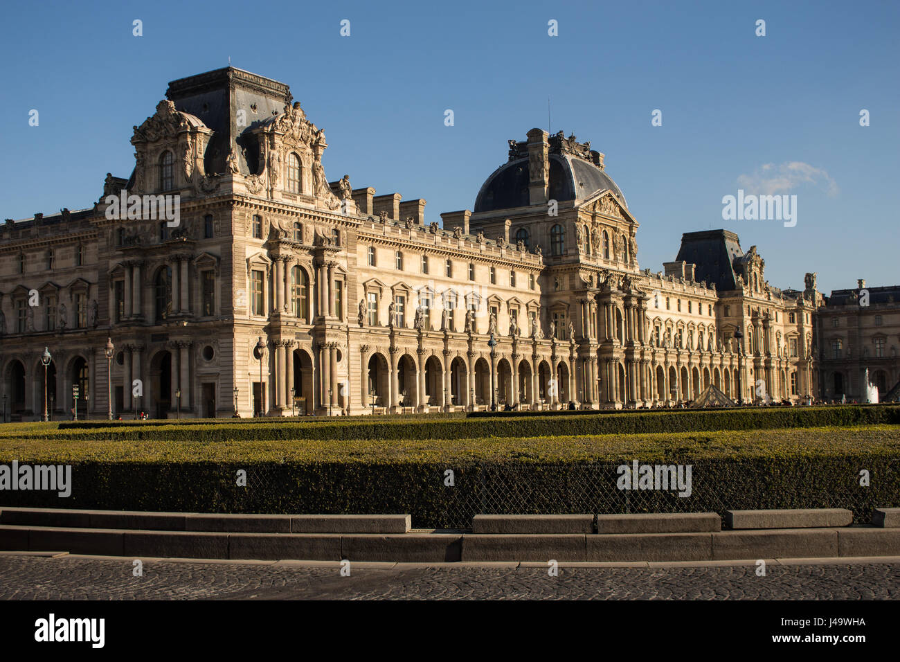 Jardins, sculptures et pyramide du louvre a Paris en france un jour de soleil Stock Photo