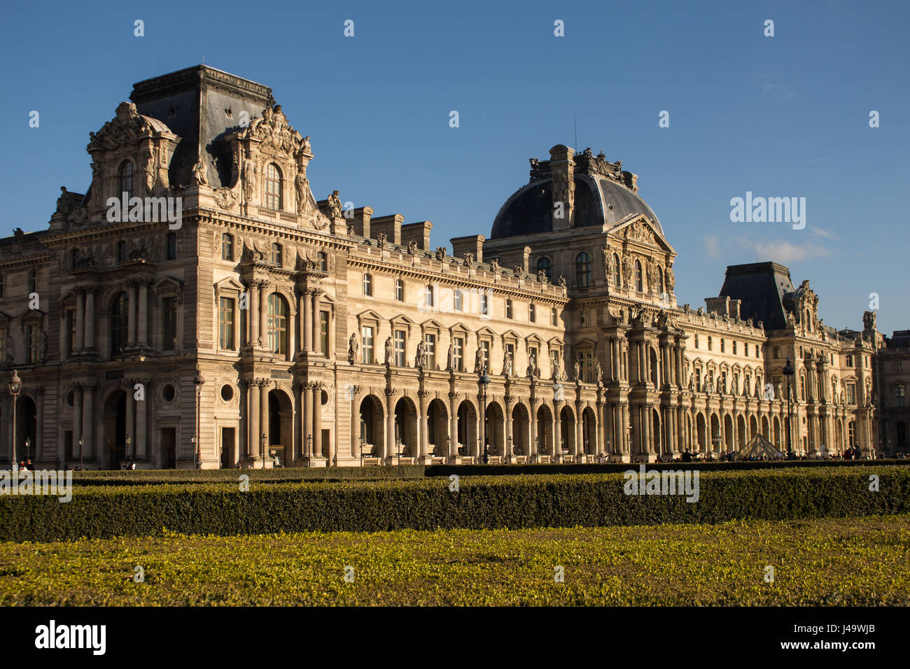 Jardins, sculptures et pyramide du louvre a Paris en france un jour de soleil Stock Photo