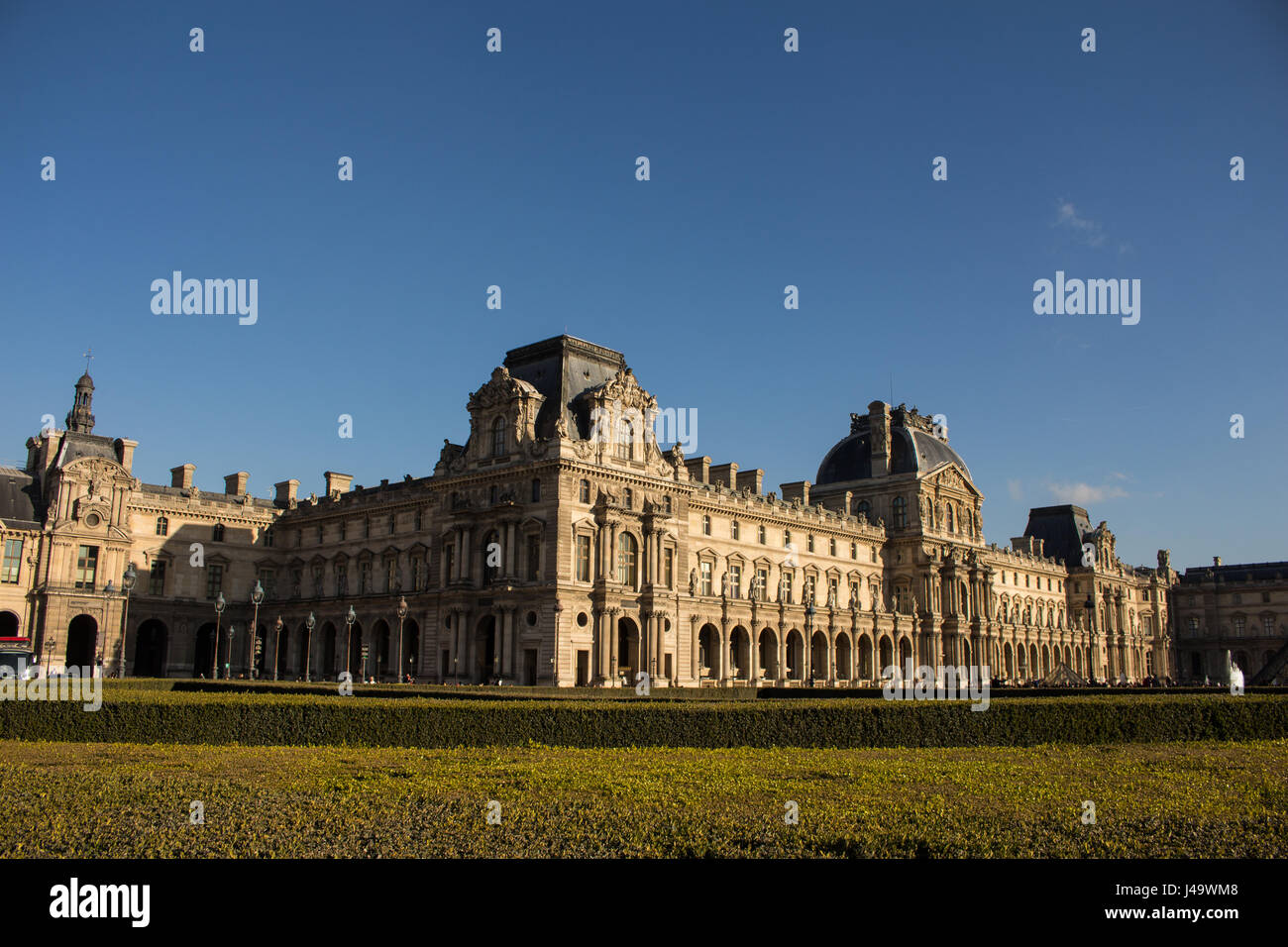 Jardins, sculptures et pyramide du louvre a Paris en france un jour de soleil Stock Photo