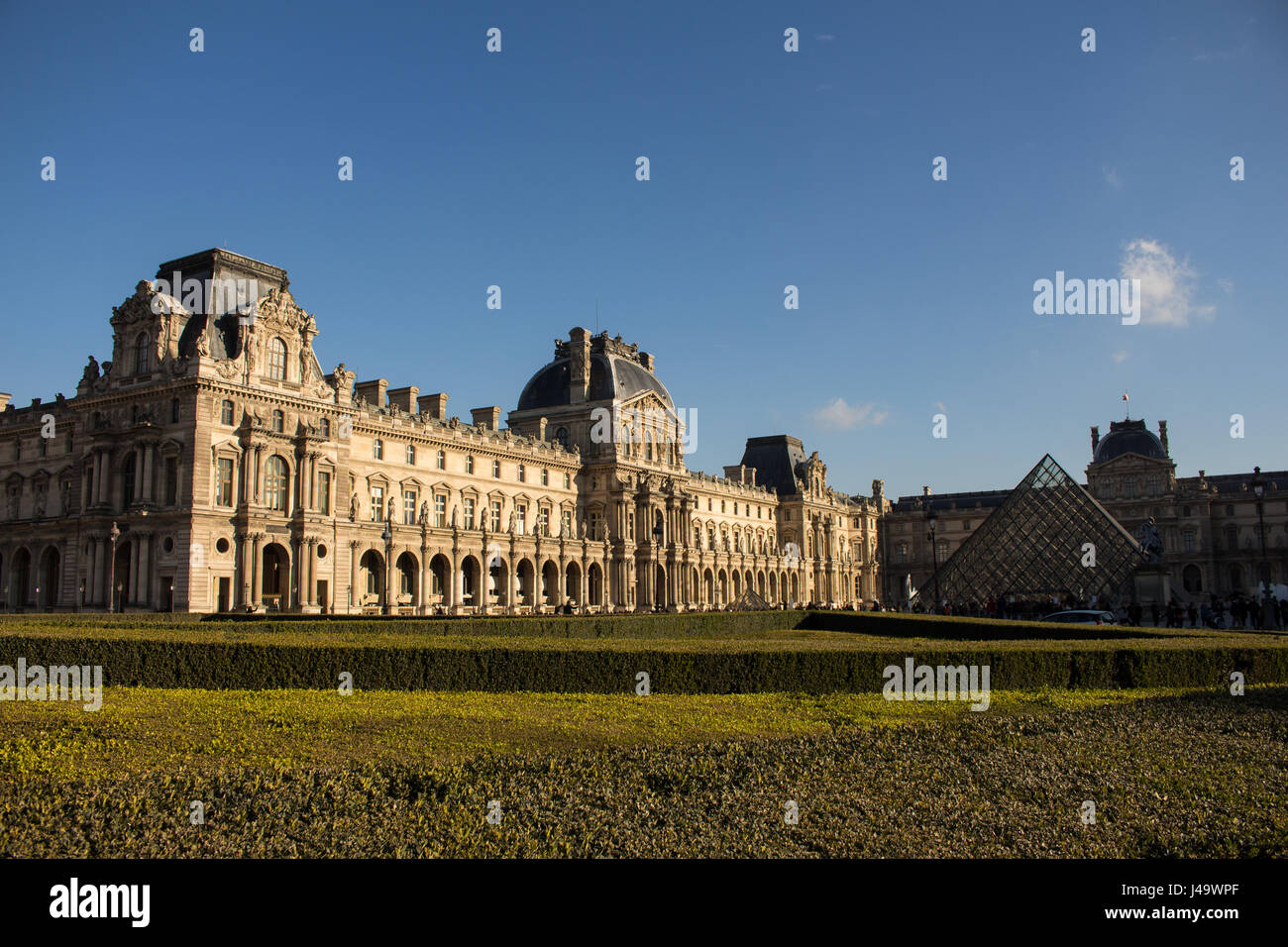 Jardins, sculptures et pyramide du louvre a Paris en france un jour de soleil Stock Photo