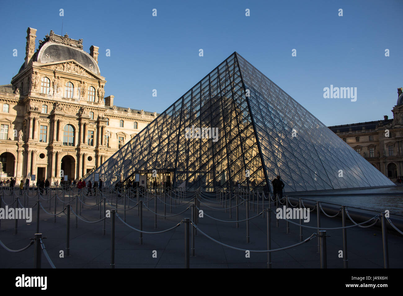 Jardins, sculptures et pyramide du louvre a Paris en france un jour de