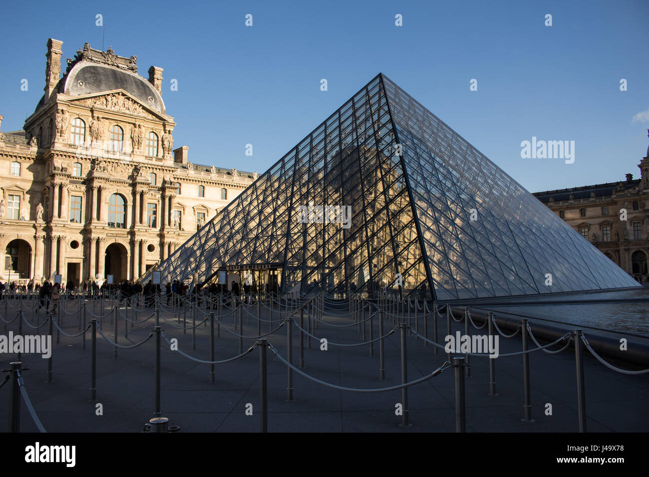 Jardins, sculptures et pyramide du louvre a Paris en france un jour de