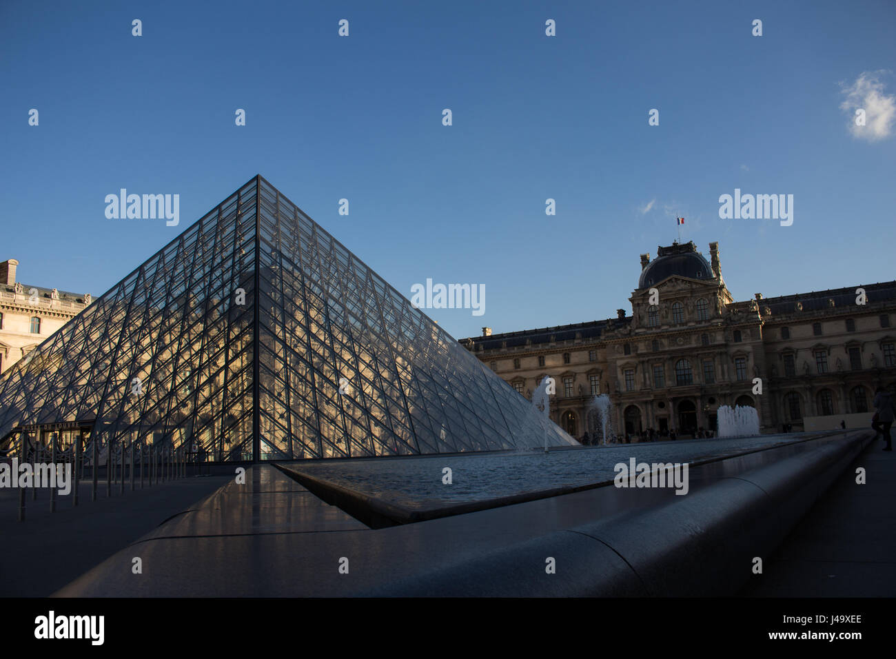 Jardins, sculptures et pyramide du louvre a Paris en france un jour de soleil Stock Photo Alamy