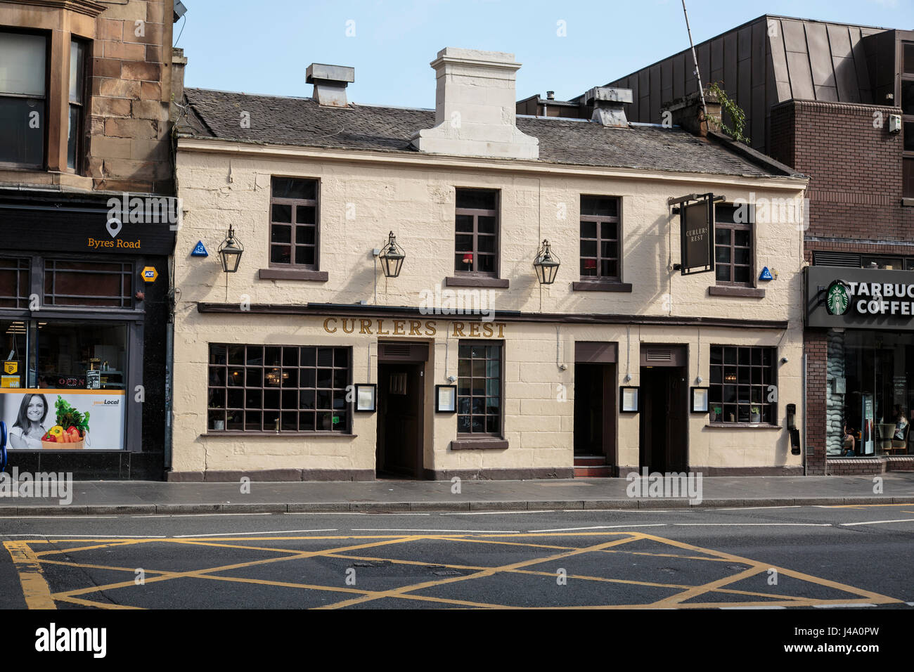 One of the most famous pubs in Glasgow, the Curlers Rest found halfway down Byres Road in the West End of the city. Stock Photo
