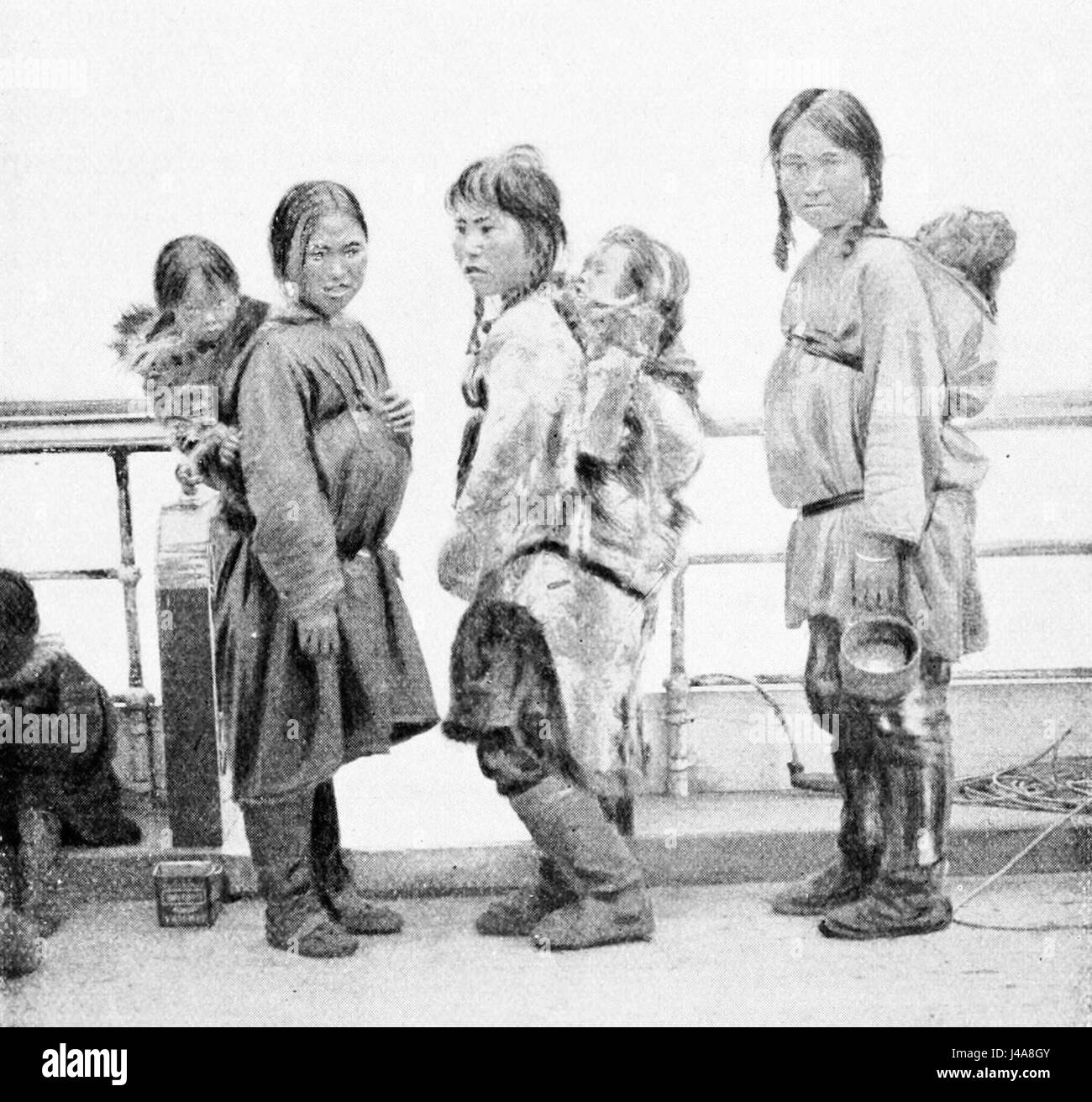 White Inuit Inuit family traditional Black and White Stock Photos & Images - Alamy