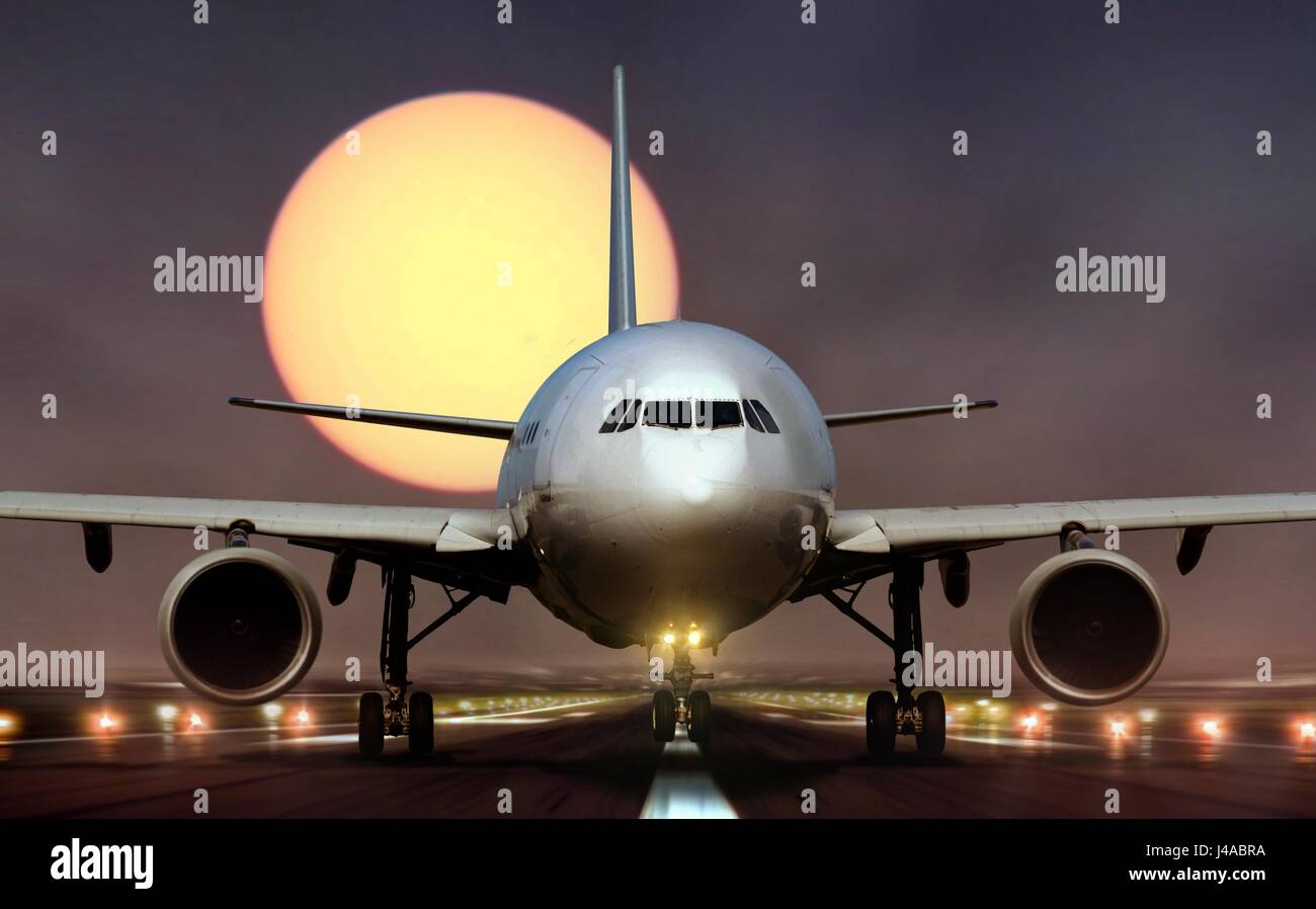 Sunset runway airport landing hi-res stock photography and images - Alamy