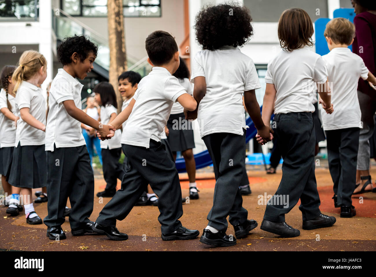  Group of diverse kindergarten students standing holding hands together Bildidee 