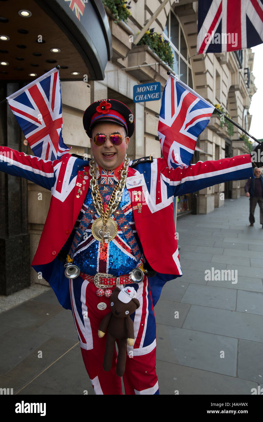 Man dressed in union jack suit hi-res stock photography and images - Alamy