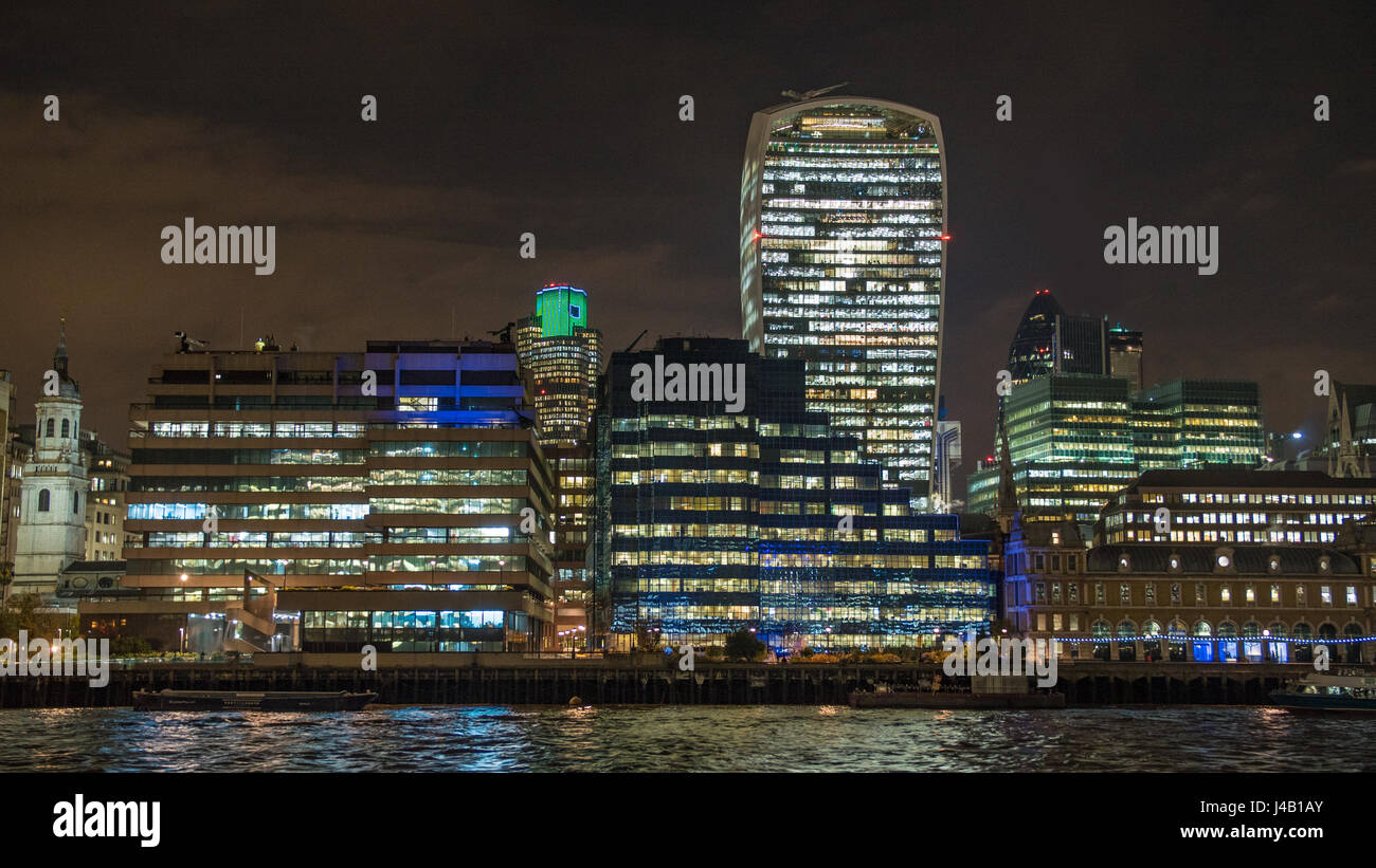 London skyline night reflection hi-res stock photography and images - Alamy