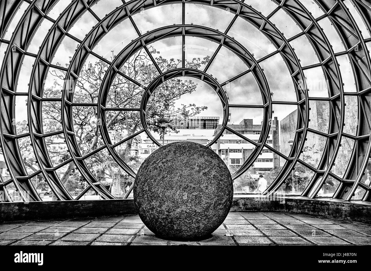 A black and white photo of a Diquís Sphere outside the national museum of Costa Rica Stock Photo