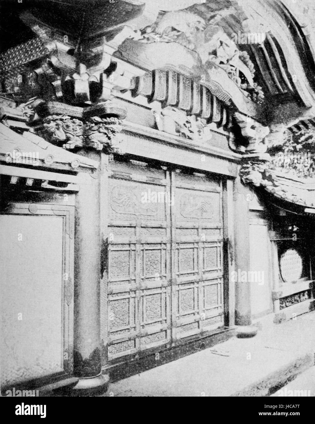 PSM V43 D345 Inner gate leading to the tomb of shogun tokugawa in shiba tokyo Stock Photo