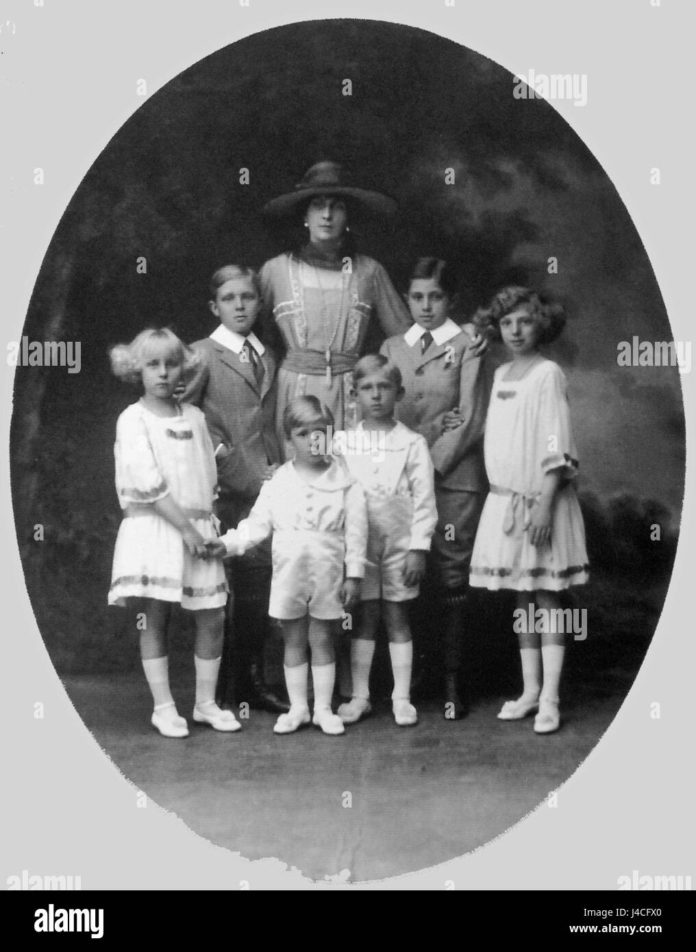Queen Victoria Eugenia and her six children Stock Photo