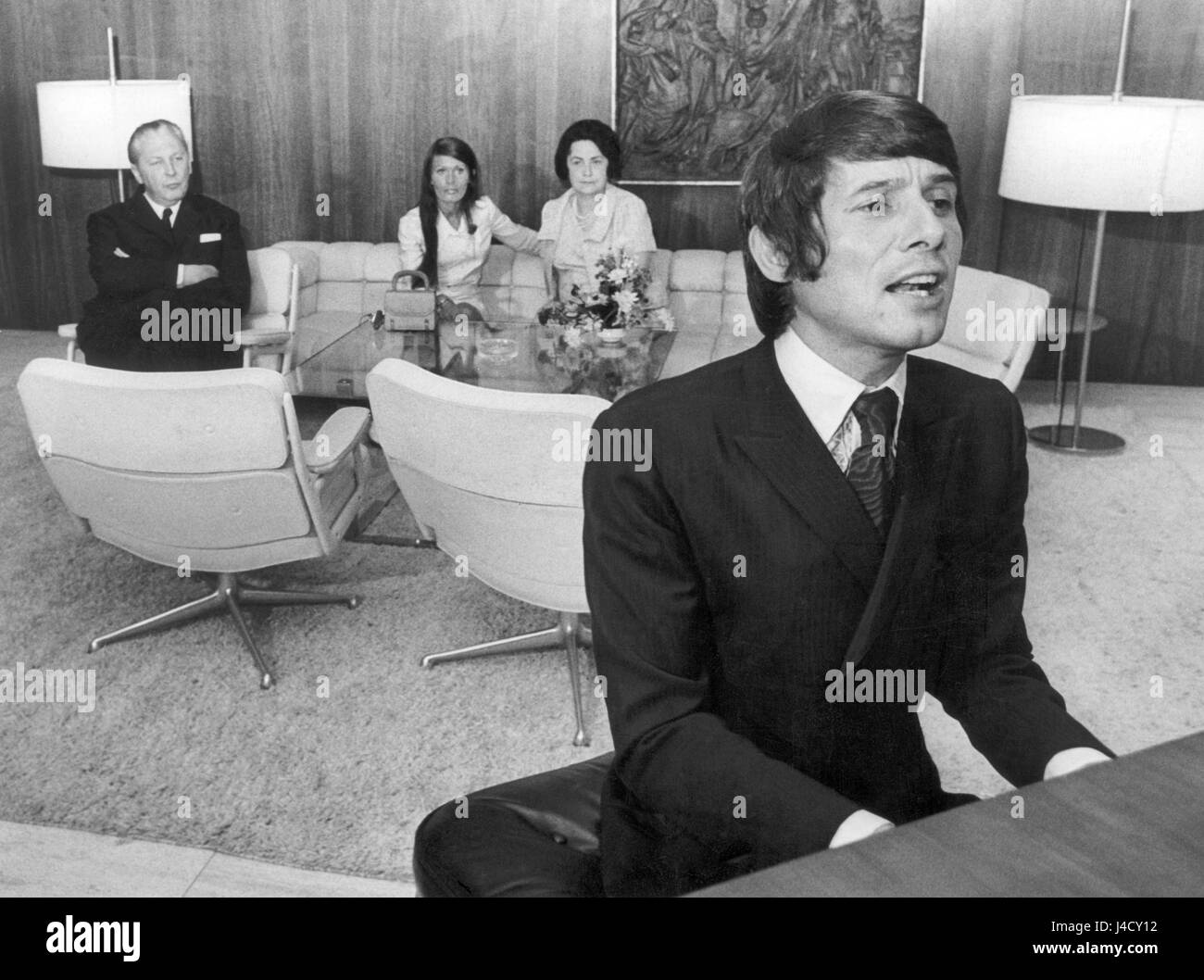 Austrian singer and composer Udo Juergens with German chancellor Kiesinger, Panja Juergens and Luise Kiesinger during his performance in Kiesinger's bungalow in Bonn (North-Rhine Westphalia, Germany) on 25 June 1969. Udo Juergens and his wife were invited for tea by the German chancellor.  | usage worldwide Stock Photo